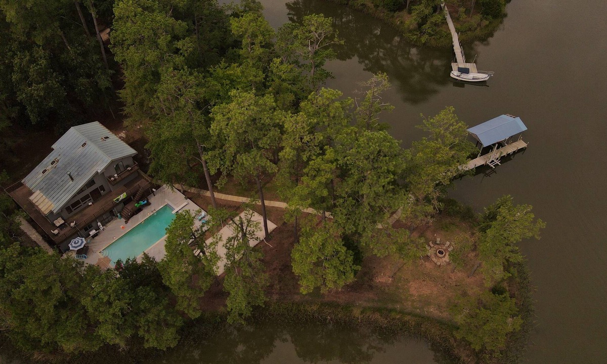 Ware House | Private Waterfront Retreat