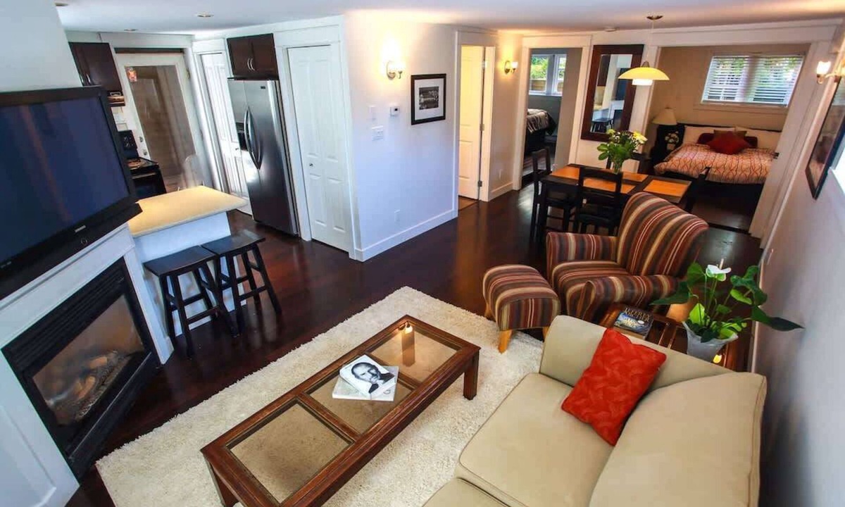 Central Lonsdale House | Quiet North Vancouver Suite