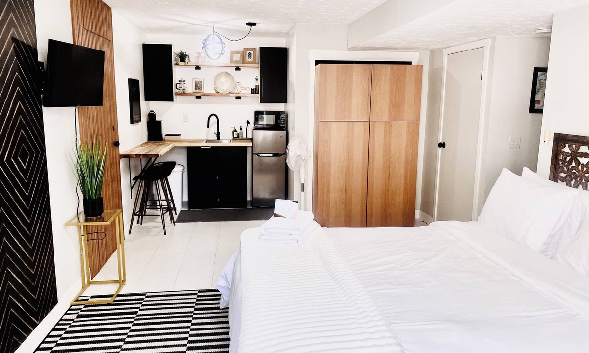 West Kelowna Estates House | Quiet, private suite with parking, steps away from the West Kelowna Wine Trails