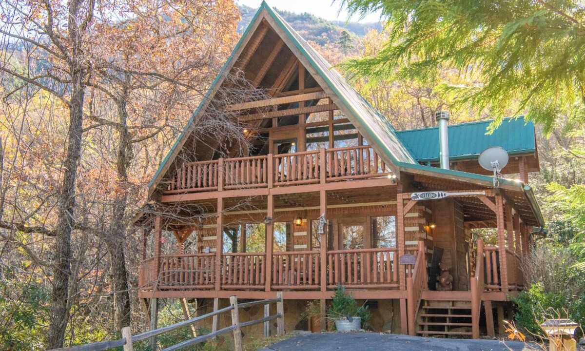 Smoky Mountains Cabin | *Relaxing 2BD Cabin w/Hot Tub + Grill! Free WiFi*