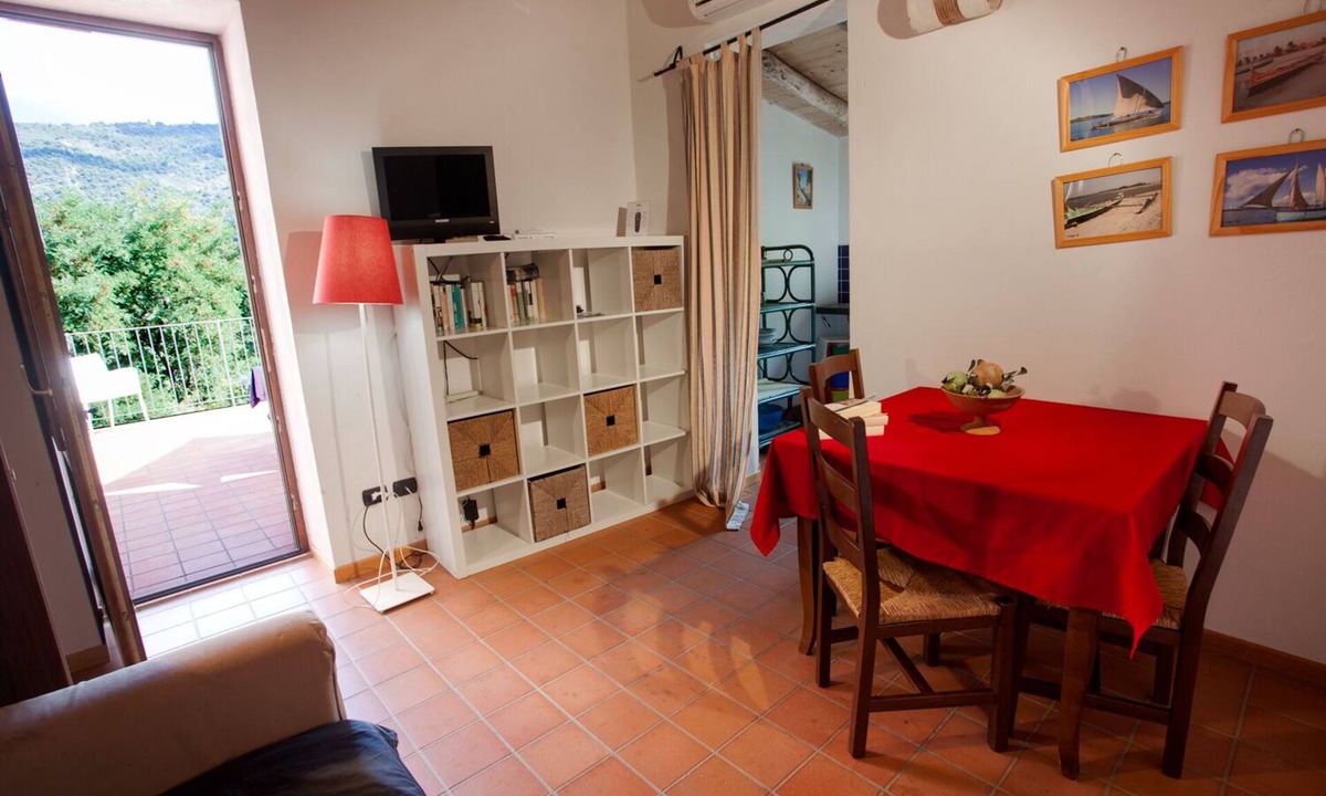 Mirto House | Relaxing farmhouse with pool 4km from the sea in Capo d'Orlando: Casa del Gelso