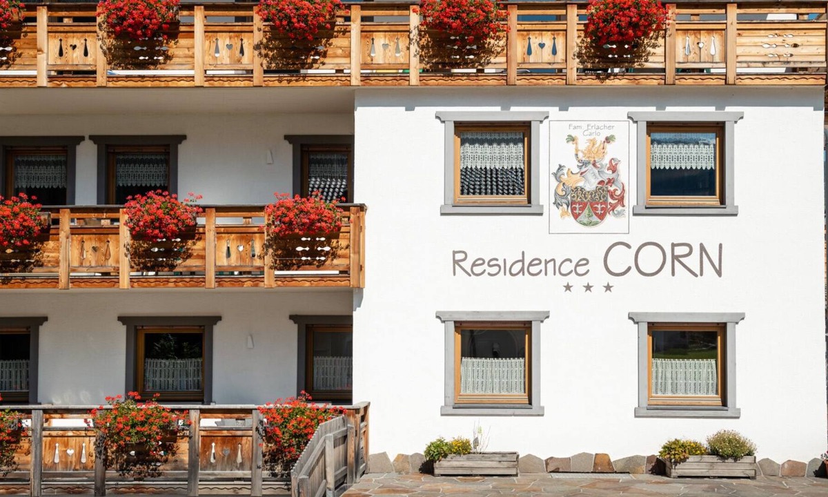 San Vigilio Apartment | Residence Corn - Standard Apartment 12 with Mountain View, Jacuzzi, Wi-Fi & Balcony
