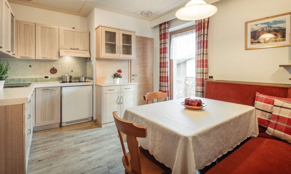 San Vigilio Apartment | Residence Corn - Standard Apartment 9 with Mountain View, Jacuzzi, Wi-Fi & Balcony