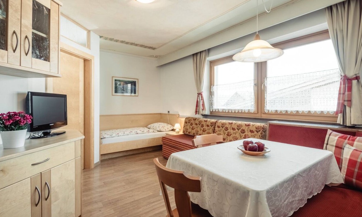 San Vigilio Apartment | Residence Corn - Standard Apartment 8 with Mountain View, Jacuzzi, Wi-Fi & Balcony