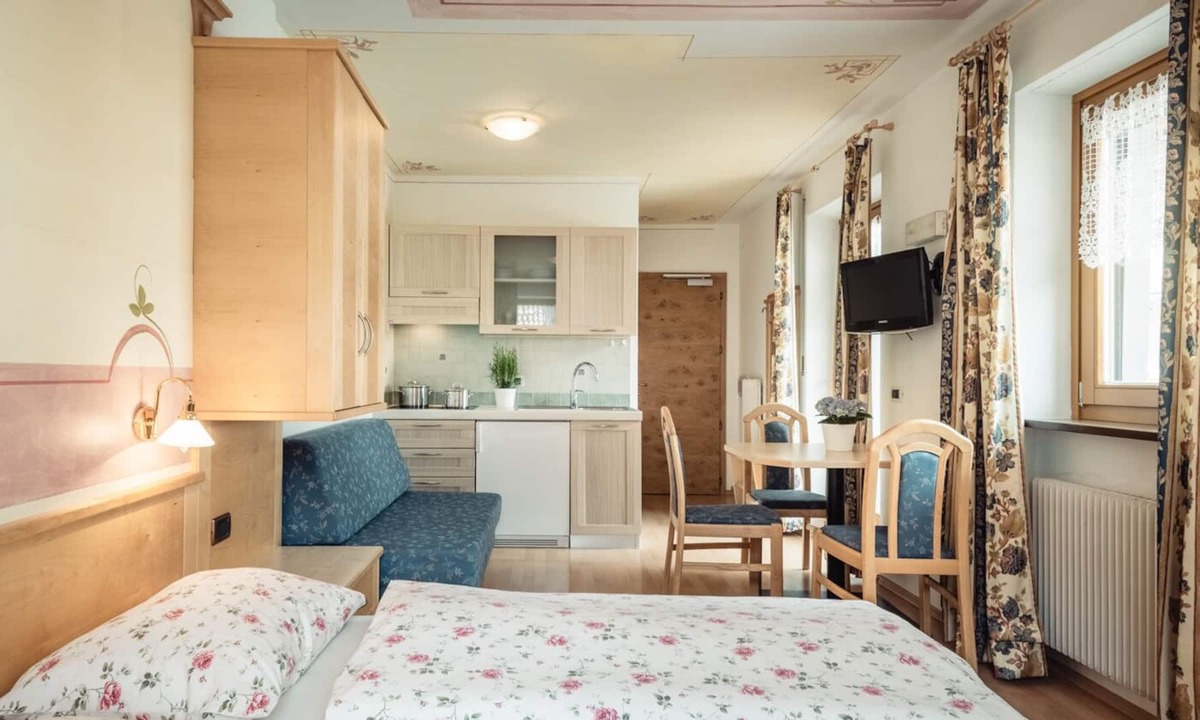 San Vigilio Apartment | Residence Corn - Standard Apartment 5 with Mountain View, Jacuzzi, Wi-Fi & Balcony
