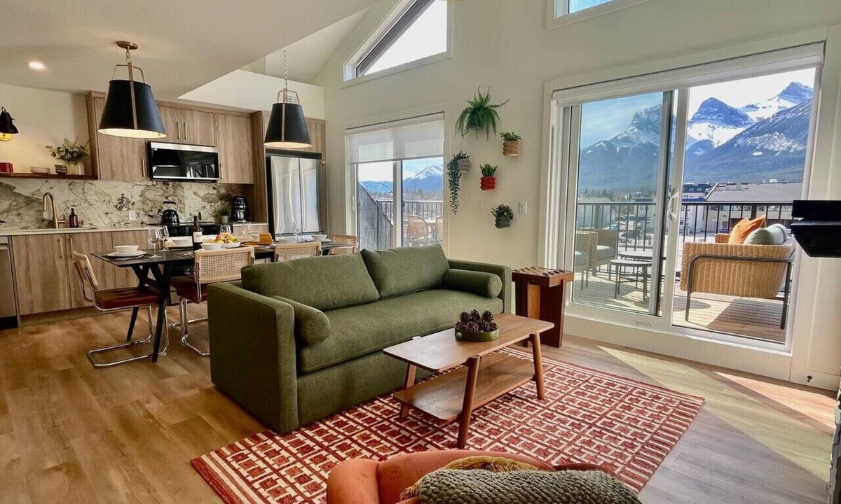 Town Centre Condo | RETRORIDGE - DOWNTOWN - ROOFTOP HOT TUB