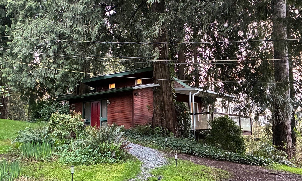 Langley Cabin | Riverside Forest Cabin Retreat – Peaceful Escape Near Major international sporting event Action