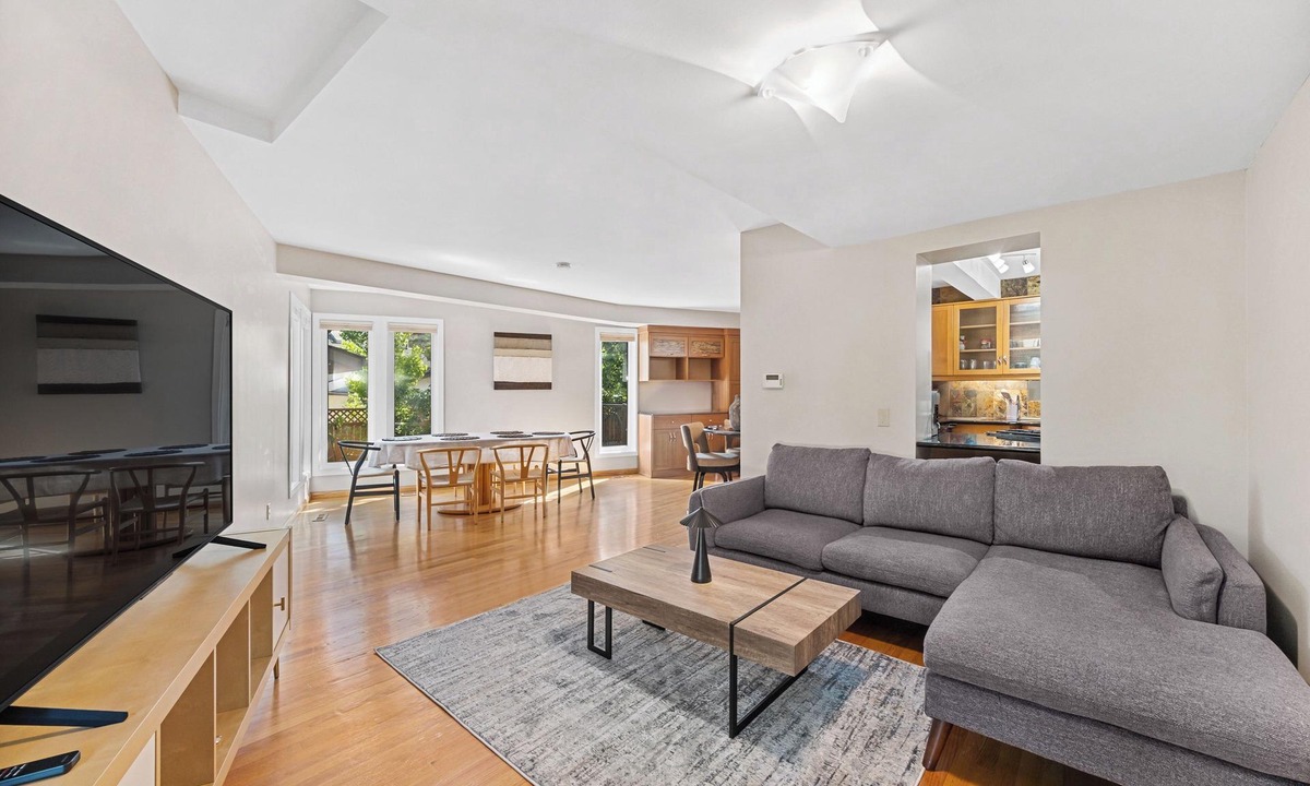 Shaganappi House | RIVERside Sleeps 10. minutes to Downtown!