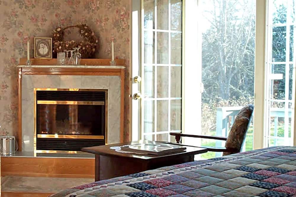 Harvey Cabin | Romantic Bed and Breakfast with a Double Whirlpool Tub in Albert County, New Brunswick