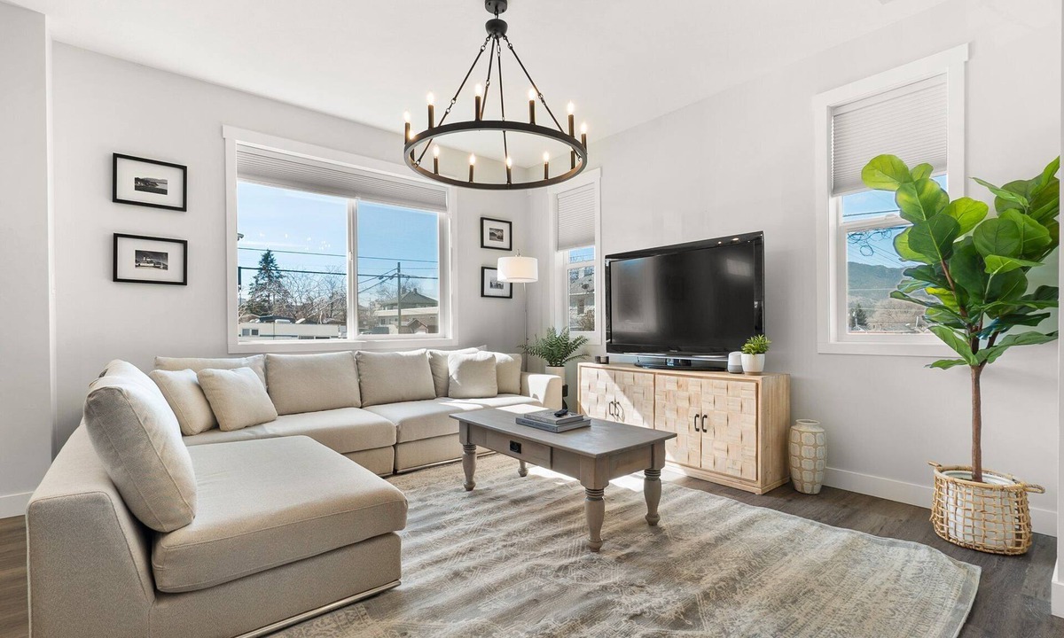 Okanagan-Similkameen House | Romantic Modern 3 Bedroom Home Close To Beach & Shops