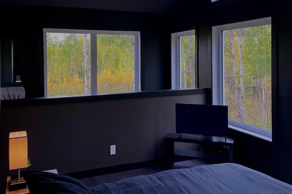 Lac du Bonnet Cabin | Romantic, Private Getaway, Tiny High-Rise cabin, Couples Retreat.