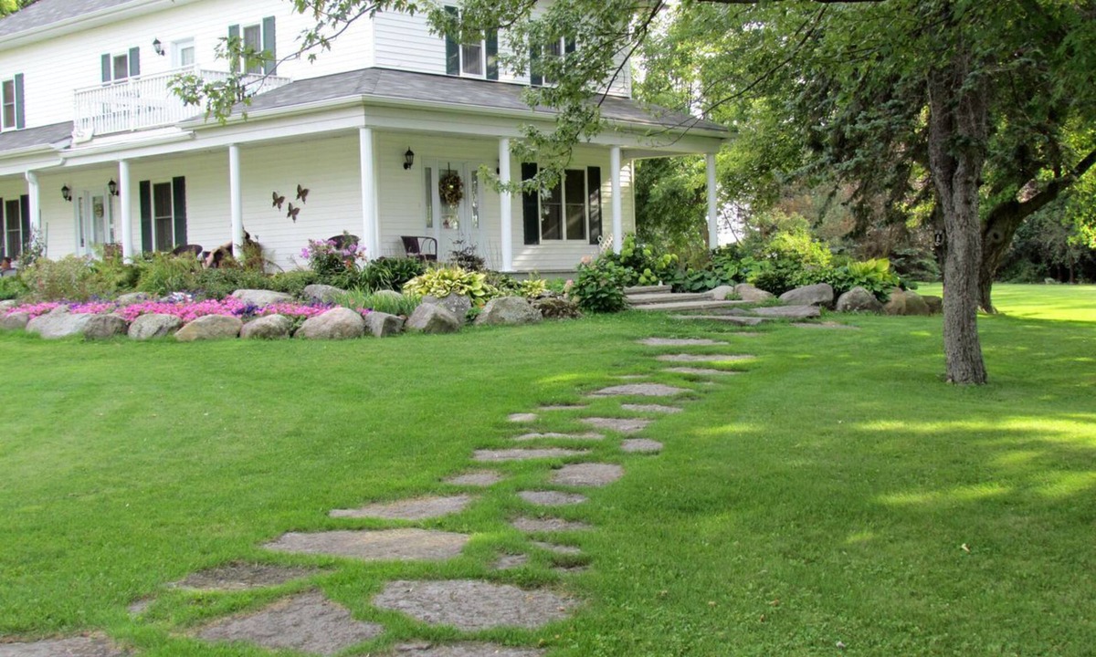 North Dundas House | Romantic Suite Getaway with a Relaxing Soaking Tub in Winchester, Ontario