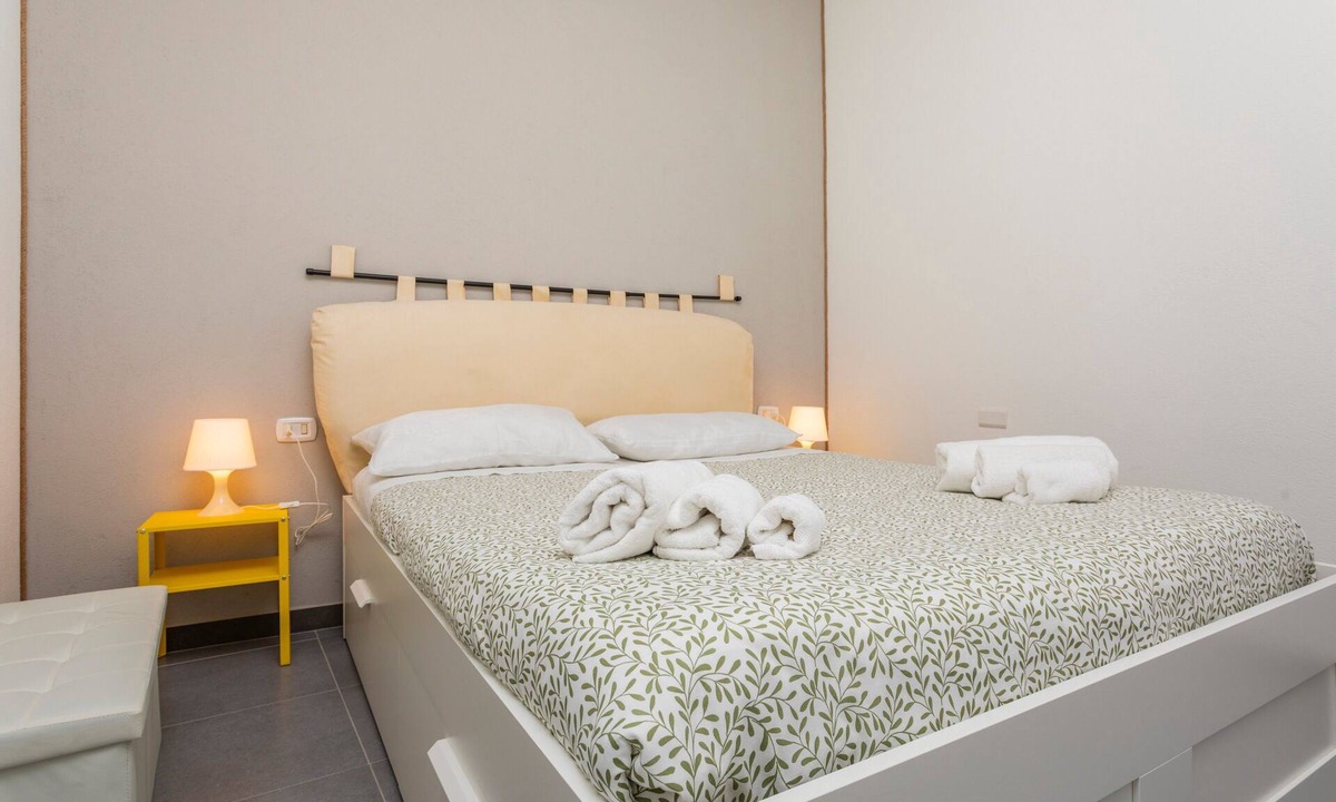 Bronte Apartment | Room 'Annunziata - Pistacchio Bronte' with Balcony, Wi-Fi and Air Conditioning