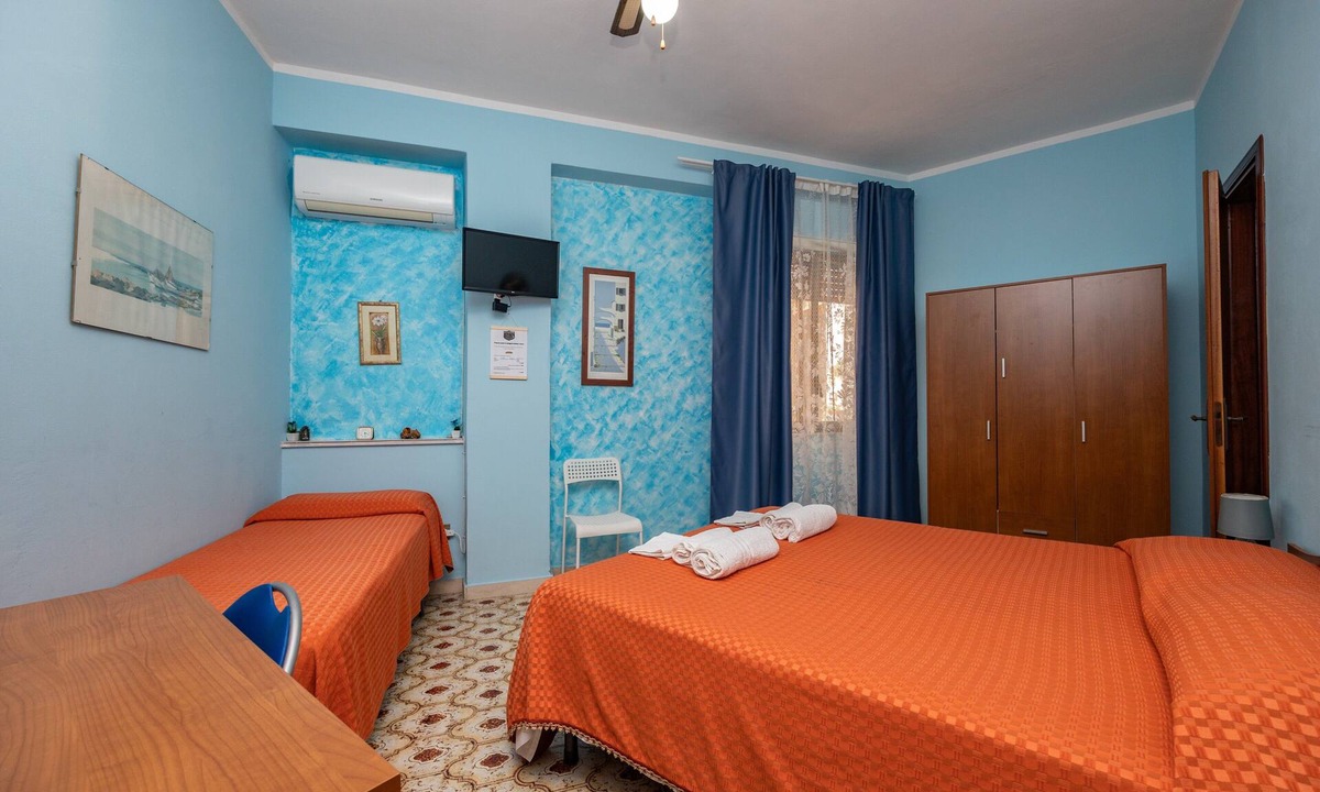 Ficarra Apartment | Room 'Appartamento 3 - Stanza 31' with Shared Terrace, Wi-Fi and Air Conditioning