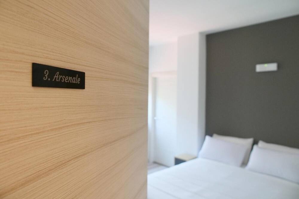 Campalto Apartment | Room 'Camera Arsenale' with Wi-Fi and Air Conditioning