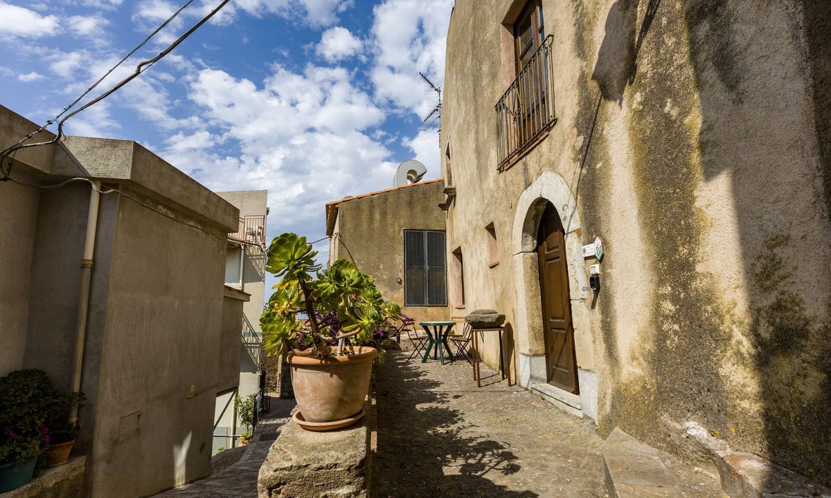 San Marco d'Alunzio Apartment | Room 'Casa Dello Aromatario' with Private Terrace
