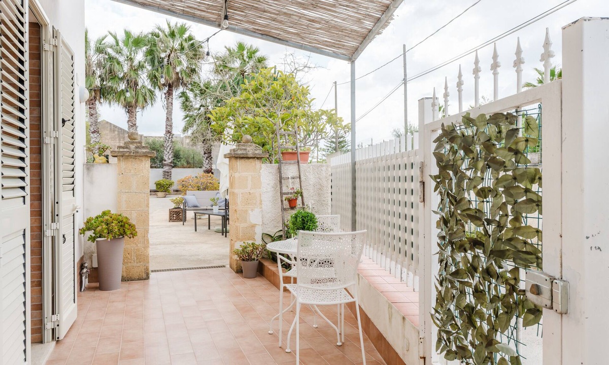 Marsala Apartment | Room 'Giovanna' with Shared Terrace, Wi-Fi and Air Conditioning
