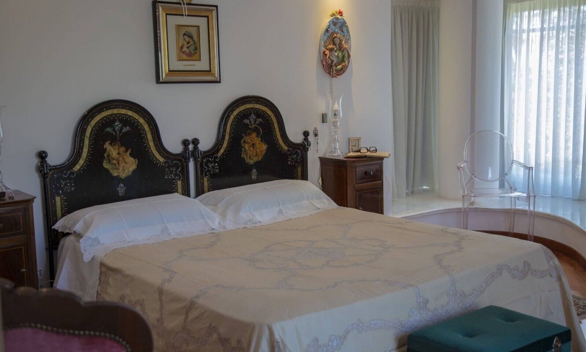 Marsala Apartment | Room 'The Suite' with Sea View, Shared Pool and Wi-Fi