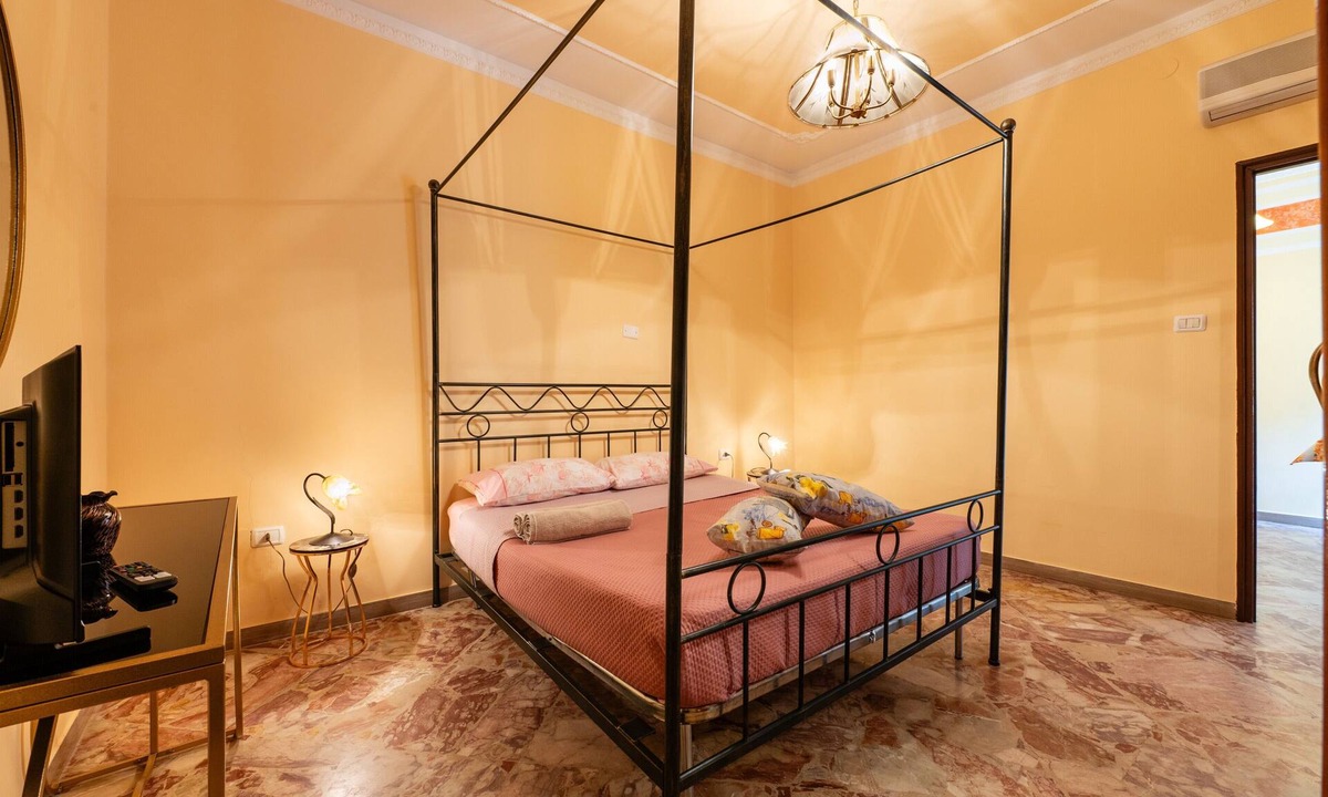 Realmonte Apartment | Room 'U Curtigliu - Camera Familiare' with Shared Terrace, Wi-Fi and Air Conditioning