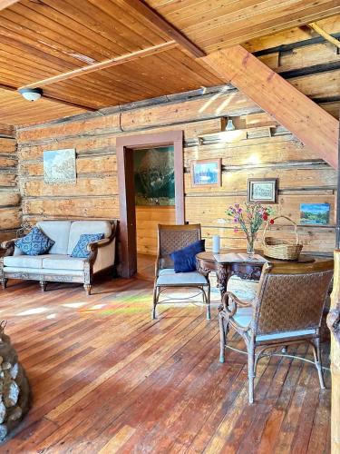Golden Hotel | Rustic Beaverfoot Lodge Room N10