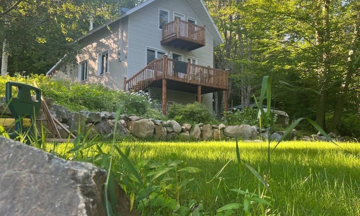 Saint-Gabriel-de-Brandon Ski Chalet | Rustic Villa | 3 Bedrooms, Fireplace, Pet-Friendly & Near Lac Maskinongé