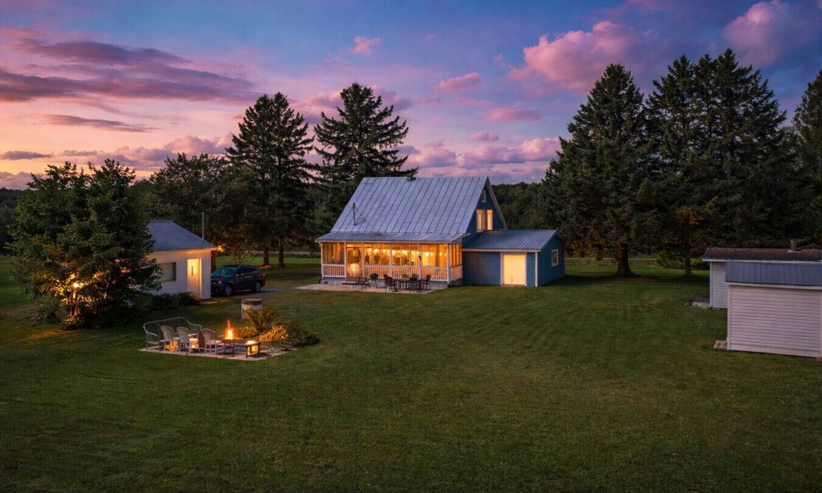 Mauricie Ski Chalet | Rustic & Modern Chalet. 32 Acre of Land. Avec SPA