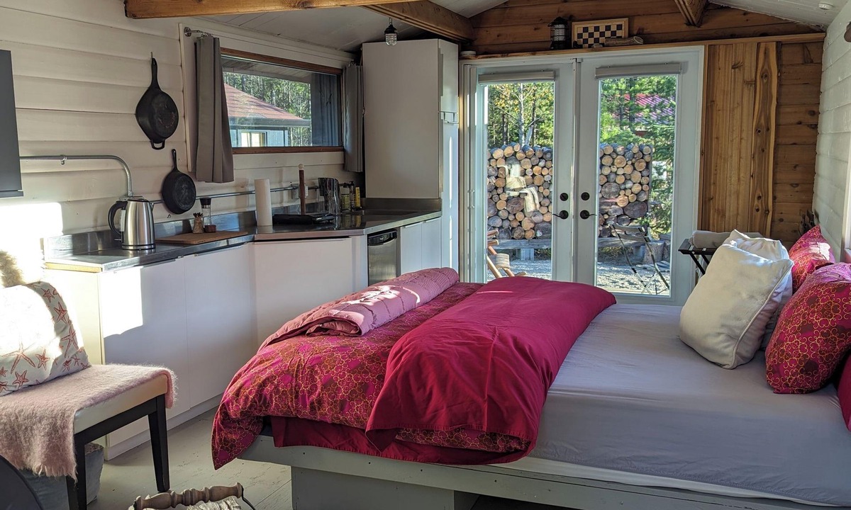 Tete Jaune Cache Cabin | Rustic Mountain Getaway, cozy, couples, mountain views, Mount Robson and Jasper.