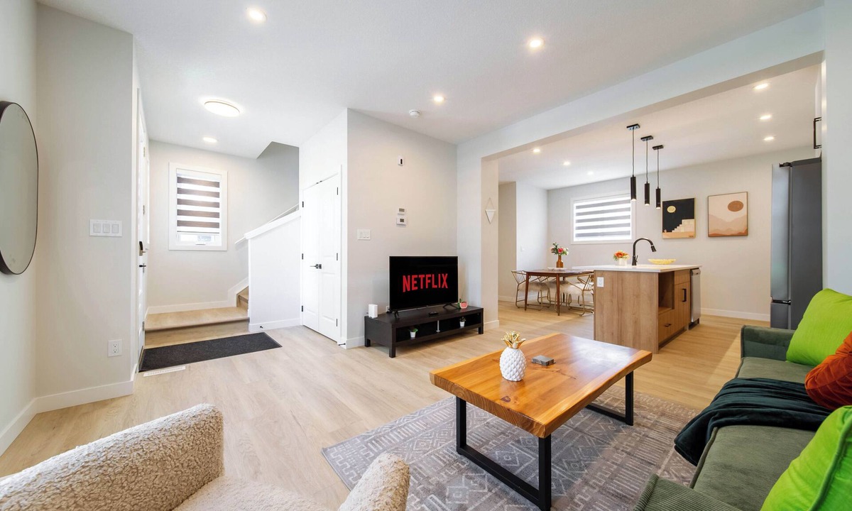West Edmonton House | RusticModern3CornerSuite | KingBED | Parking | WEM | wifi