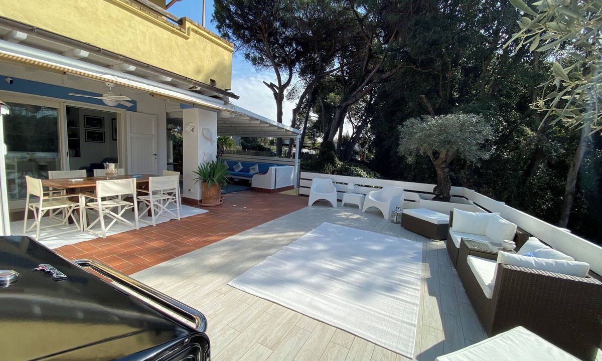 Sabaudia Villa | SABAUDIA CENTRO, Small villa surrounded by greenery on the lake