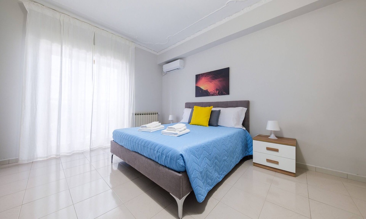 Pace del Mela Apartment | 'Salina' Room with Sea View, Wi-Fi and Air Conditioning