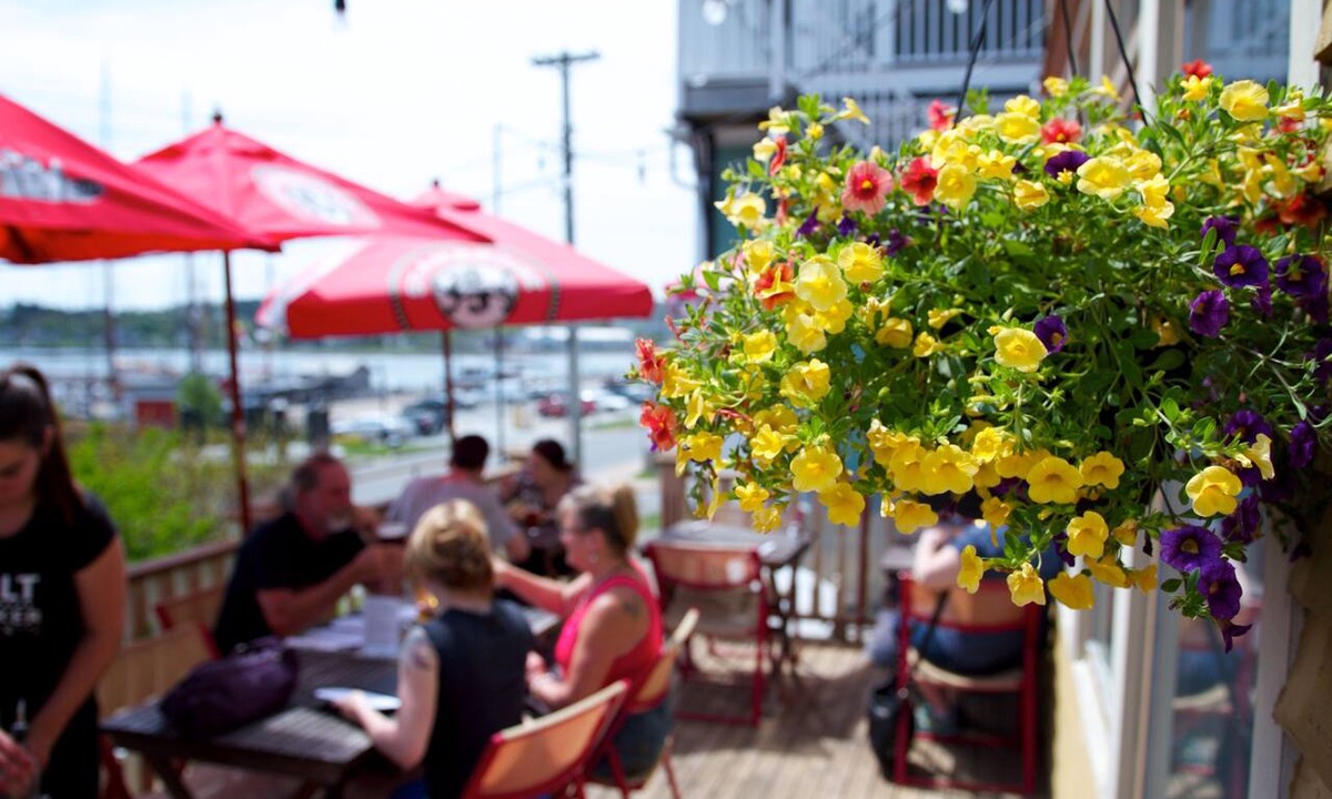 Lunenburg Waterfront Hotel | Salt Shaker Deli & Inn