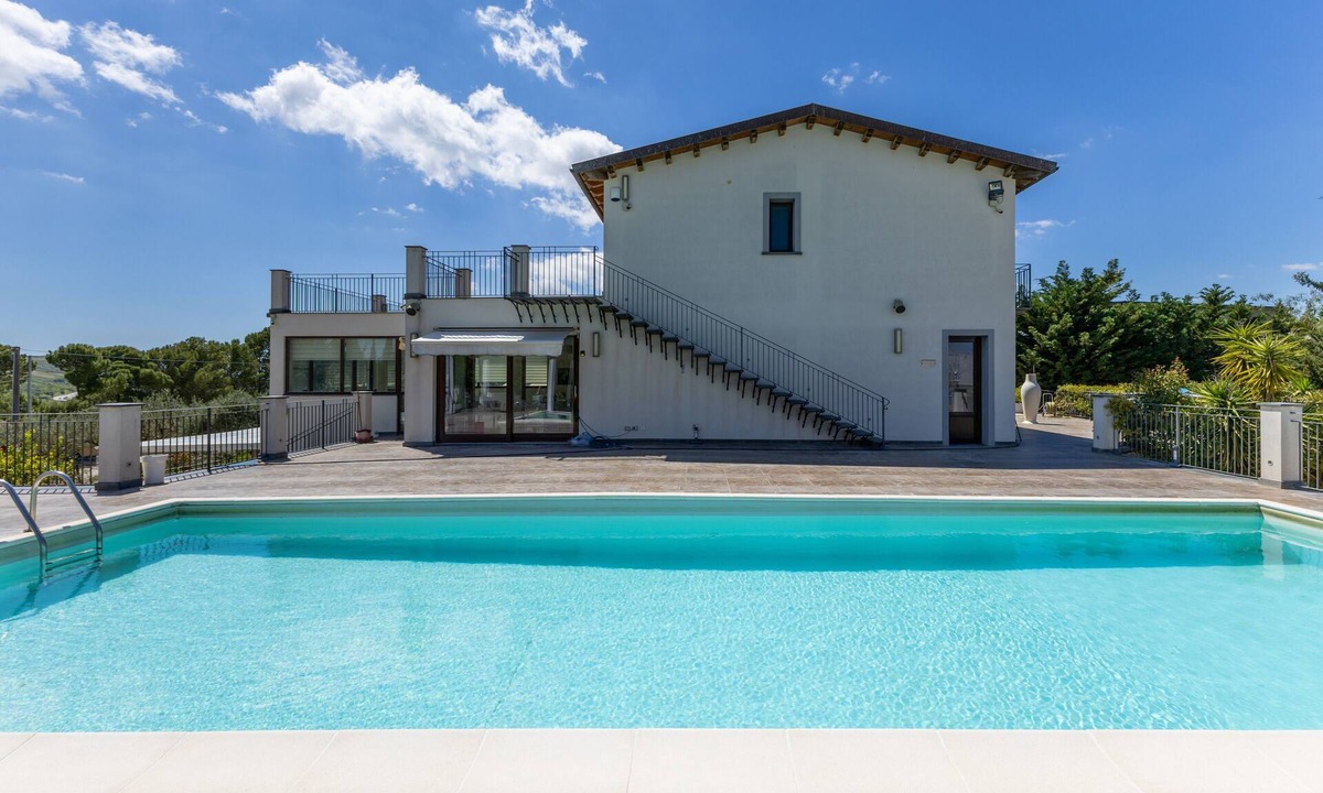 Mazzarino Apartment | 'Sciauru' Room with Shared Outdoor Pool, Wi-Fi and Air Conditioning
