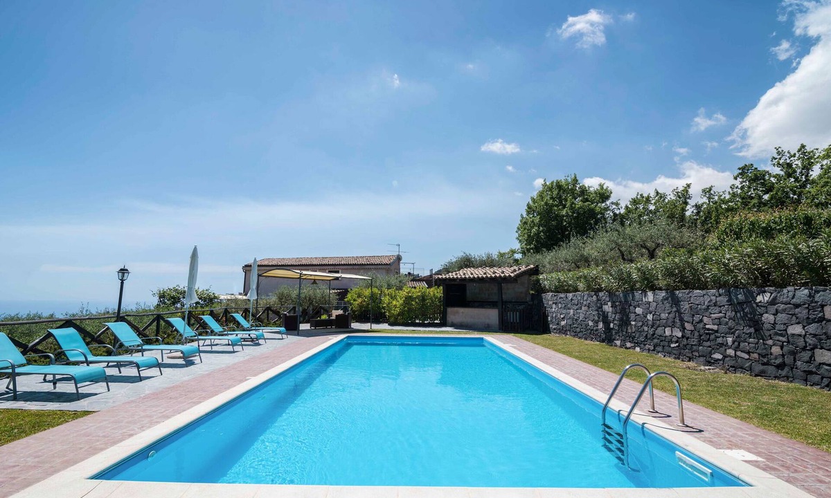 Piedimonte Etneo Villa | Seacily Pool View and 3 Ensuite Bathrooms