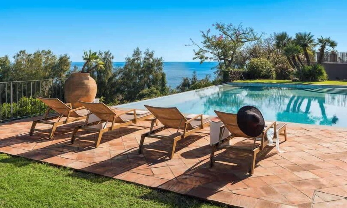 Archi Villa | Seafront Luxury Estate with Pool & Spa