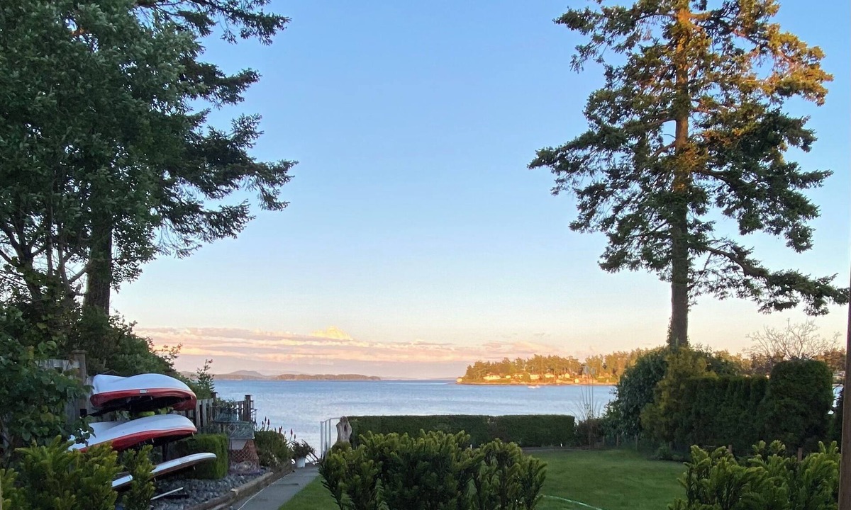 Sidney House | Seaside Haven Oceanfront Suite - Private Hot Tub