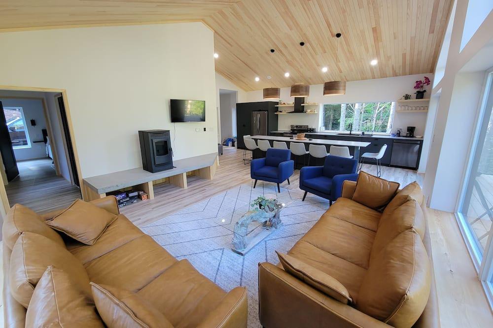 Onslow Ski Chalet | Secluded Chalet with hot tub, sauna, and cold plunge