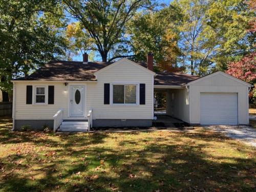 High Point House | Serenity on over an acre easy access to 311 and HPU