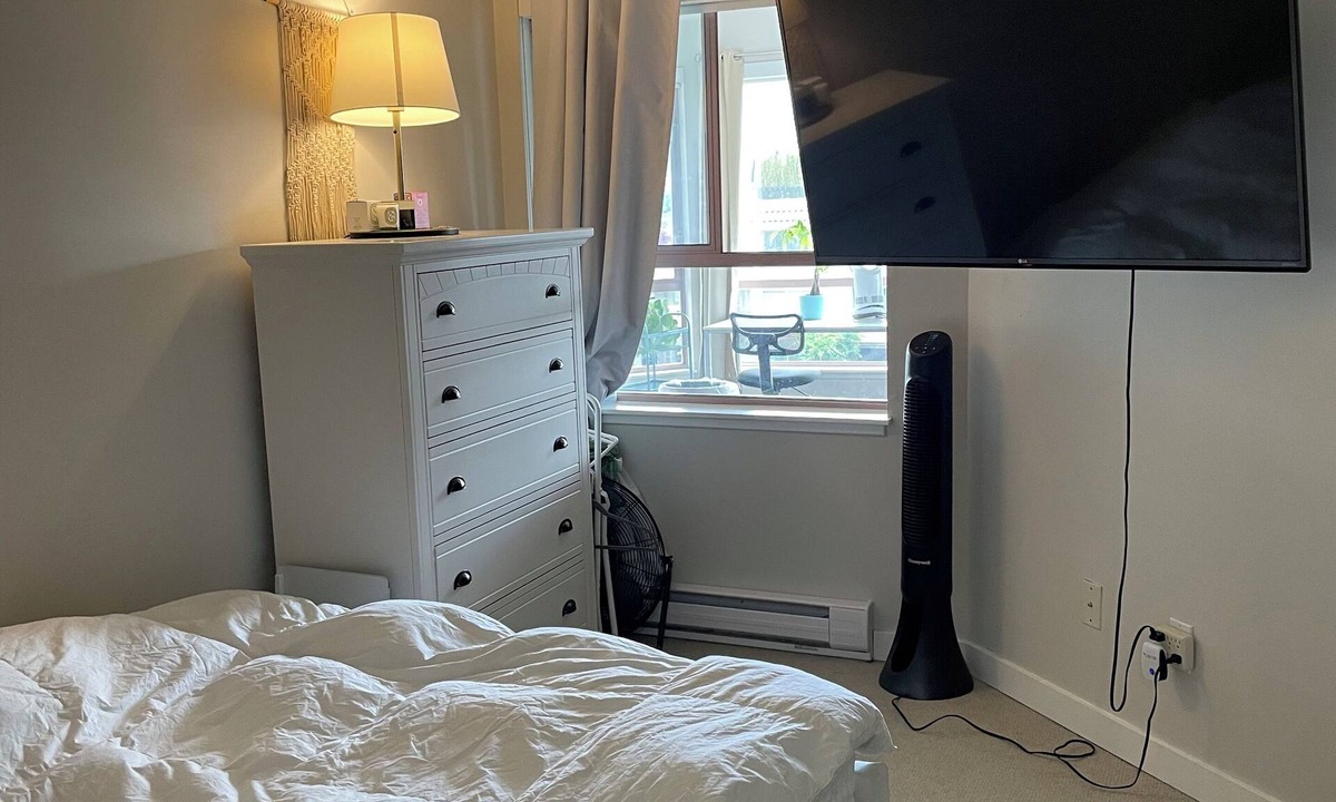 Fairview Apartment | Shared space with owner, steps from the seawall with your own private washroom