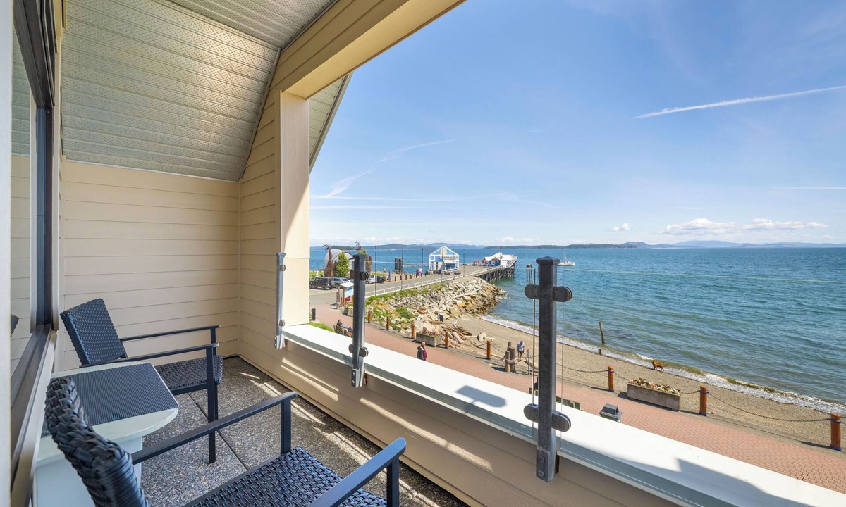 Booktown Hotel | Sidney Waterfront Inn & Suites