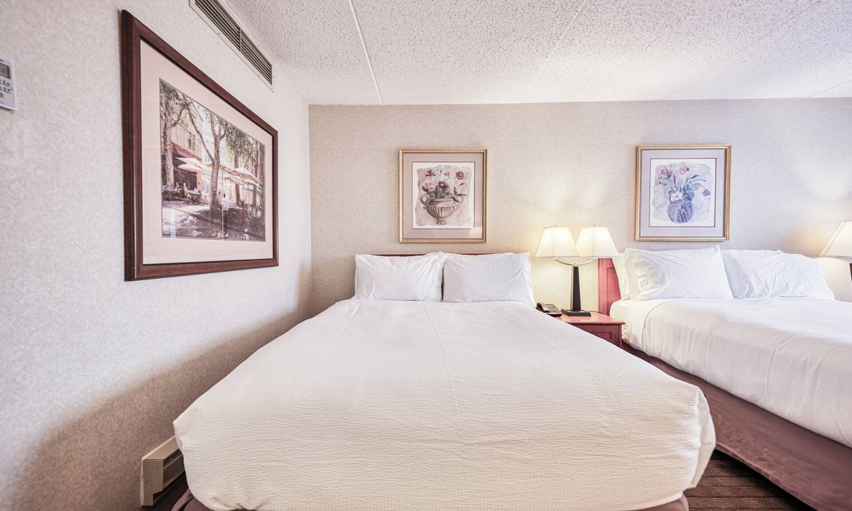 Southeast Calgary Hotel | Situated 7-minute drive from downtown Calgary, & 2 minutes from Stampede Park