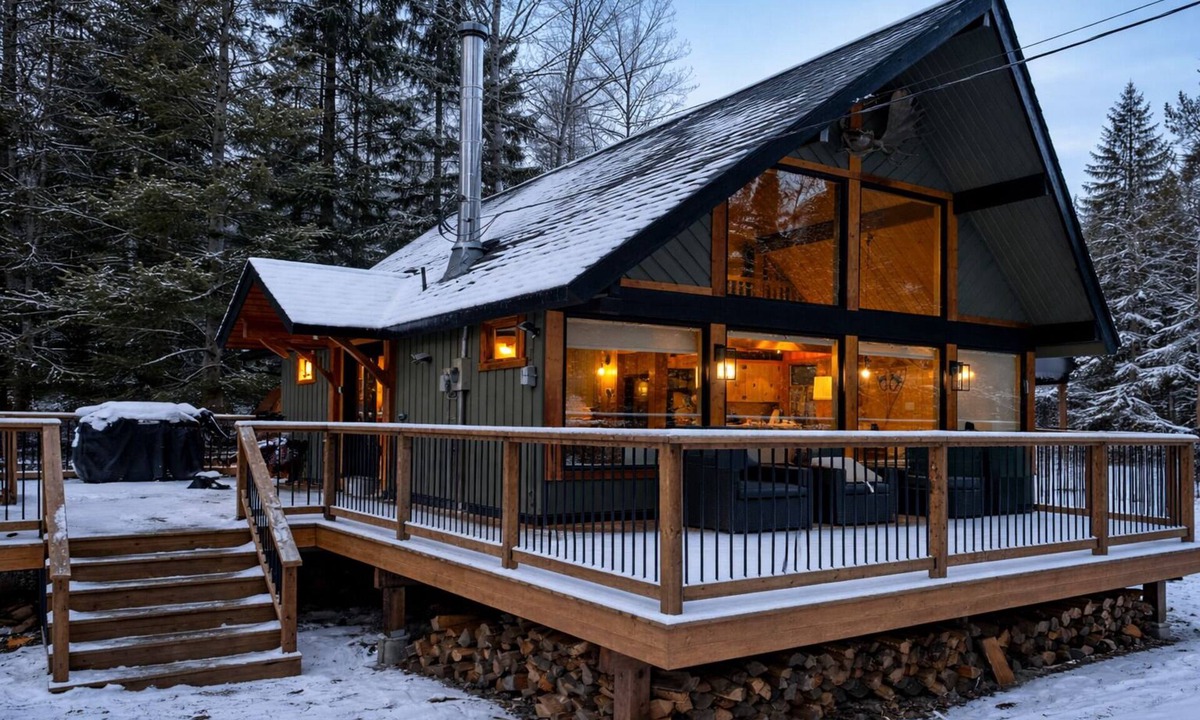 Panorama Ski Chalet | Ski-In 4BR Chalet with Private Hot Tub, Steps to Bunny Hill