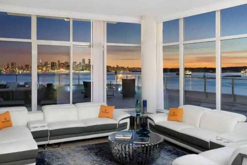 Central Lonsdale Apartment | Skyline Splendor: Luxe Penthouse Retreat in West Vancouver