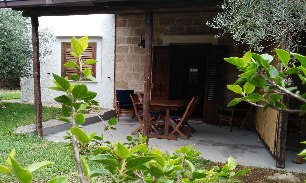 Favignana House | Small house with garden surrounded by greenery