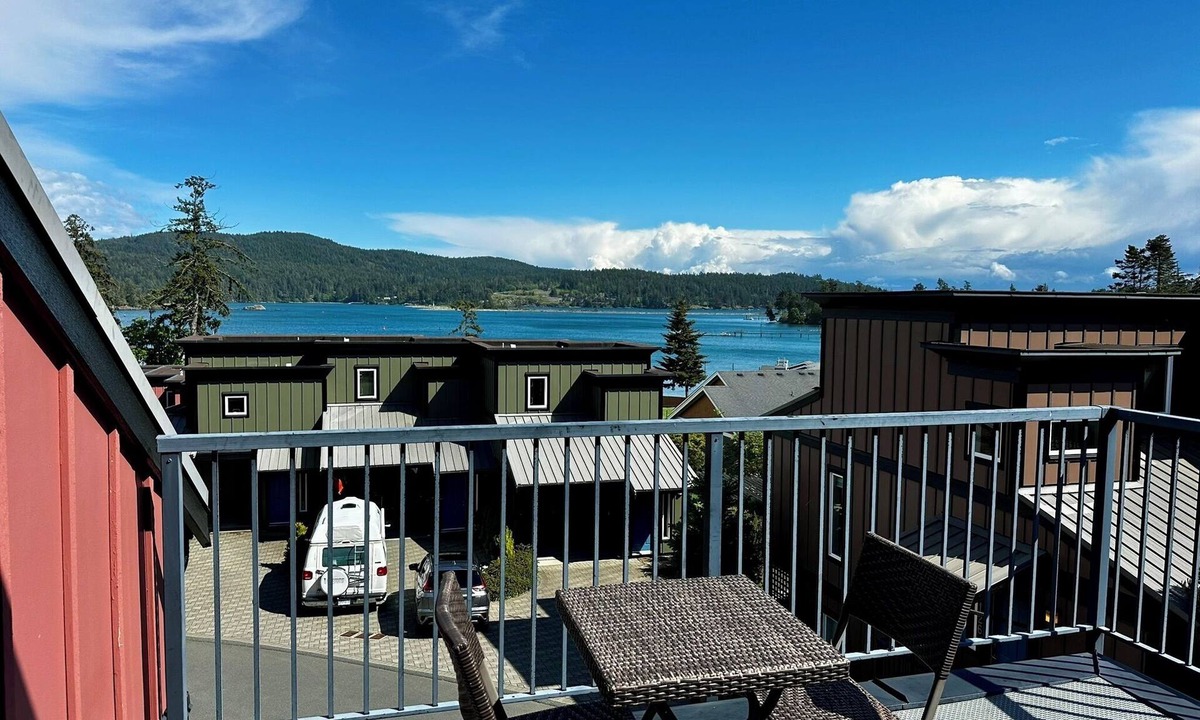 Sooke House | Sooke Harbour Townhouse
