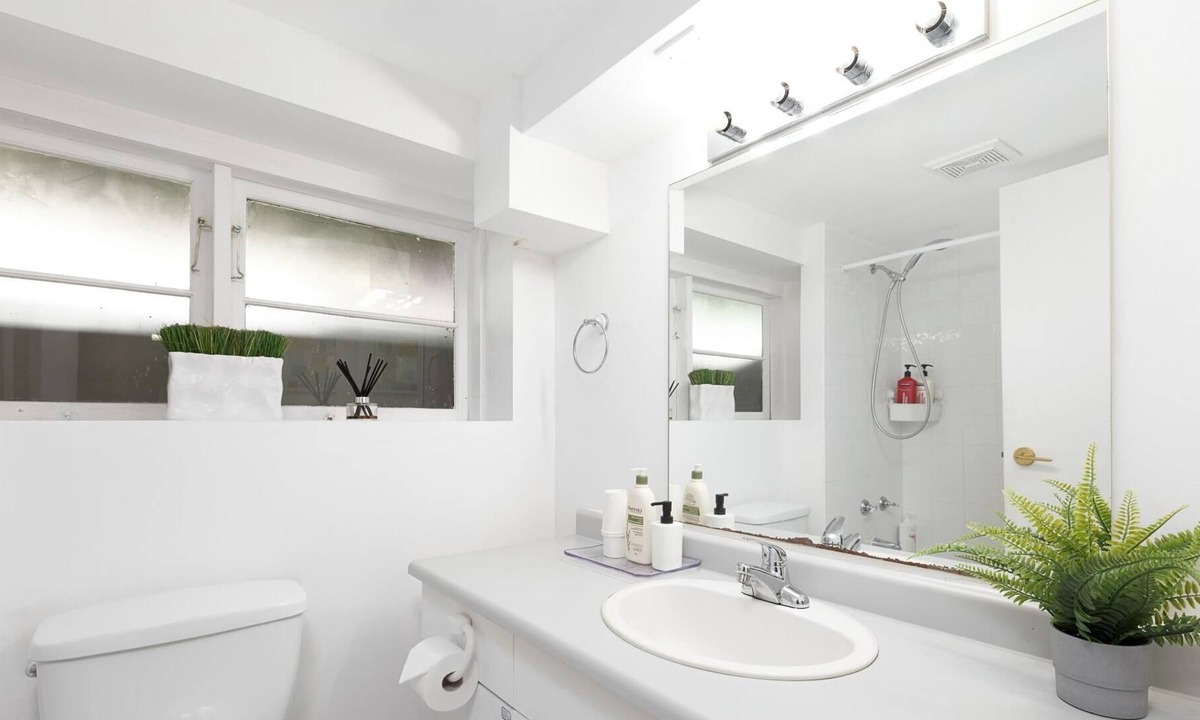Lynn Valley House | Spacious 2 Bedroom Private Basement 1 Minute Walking Distance From Lynn Canyon Trails