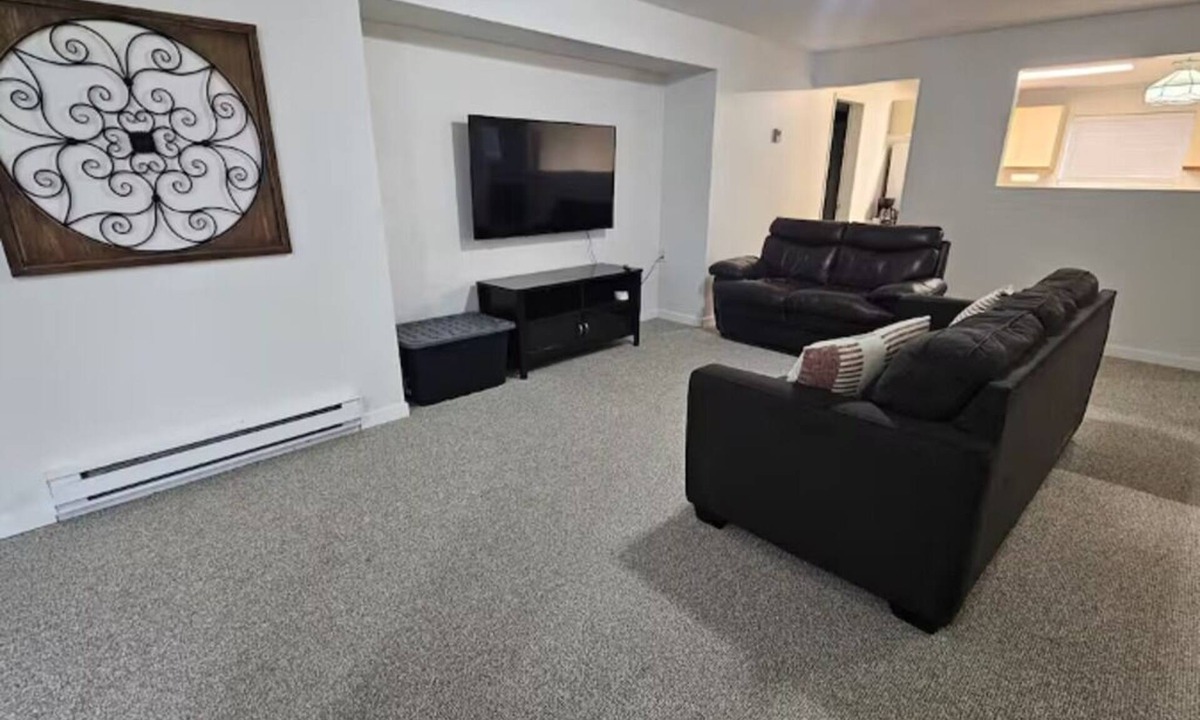 Maple Ridge House | Spacious 2 bedroom suite in quiet neighborhood