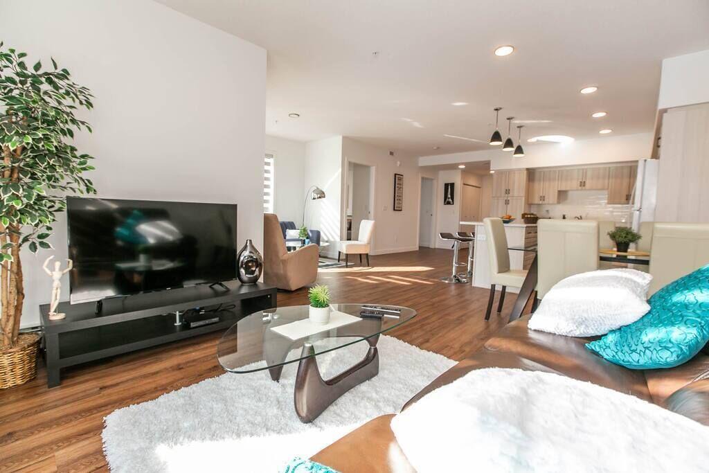 West Edmonton Apartment | Spacious✨2bedroom💥FREEparking✔️king bed❤️close to DT