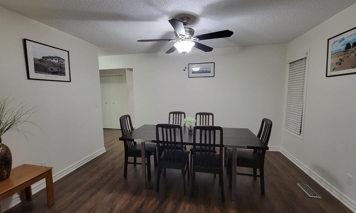 Guildford House | Spacious 3 bedroom 2 bathroom Unit in Guildford no stairs sleeps 13