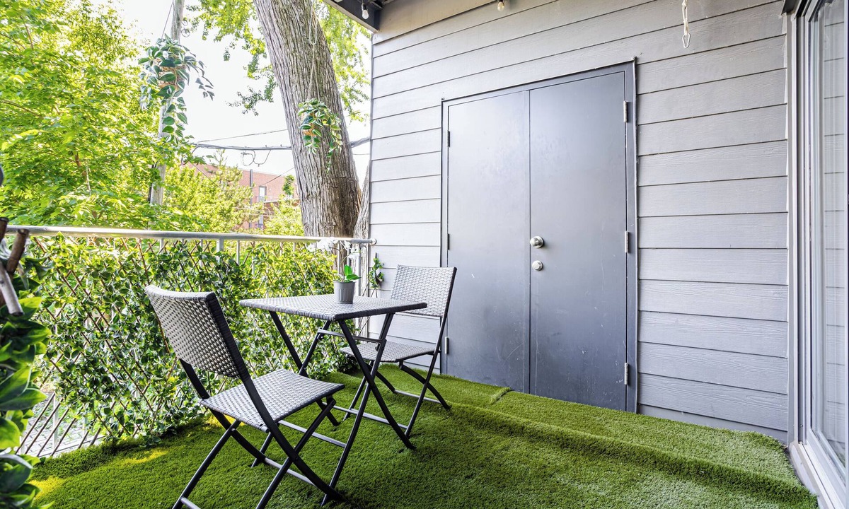 Pointe-Saint-Charles Apartment | Spacious 3-bedroom duplex just steps from Griffintown.