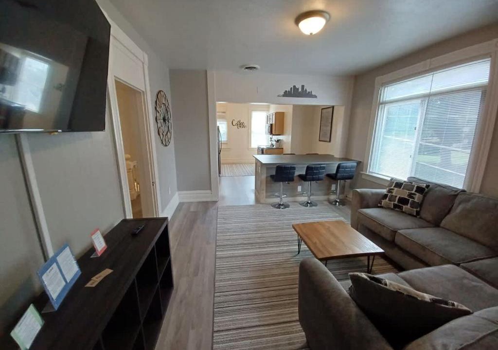 South Side Slopes House | Spacious 3BR South Side Retreat - Free Parking - Sleeps 6